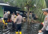 Sat Lantas Polres Siak Sigap Berikan Bantuan kepada Korban Banjir di Kecamatan Mempura