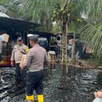 Sat Lantas Polres Siak Sigap Berikan Bantuan kepada Korban Banjir di Kecamatan Mempura