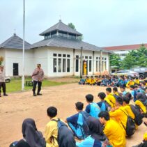 Antisipasi Geng Motor dan Aksi Tawuran Antar Pelajar, Kasat Binmas Polresta Jambi Gelar Sosialisasi Binluh di SMK 3.