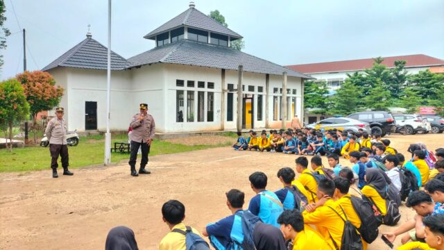 Antisipasi Geng Motor dan Aksi Tawuran Antar Pelajar, Kasat Binmas Polresta Jambi Gelar Sosialisasi Binluh di SMK 3.