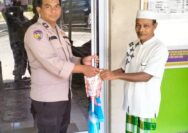 Bhabinkamtibmas Kp. Perawang Barat Salurkan Bantuan Alat Kebersihan untuk Masjid