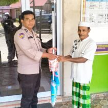 Bhabinkamtibmas Kp. Perawang Barat Salurkan Bantuan Alat Kebersihan untuk Masjid