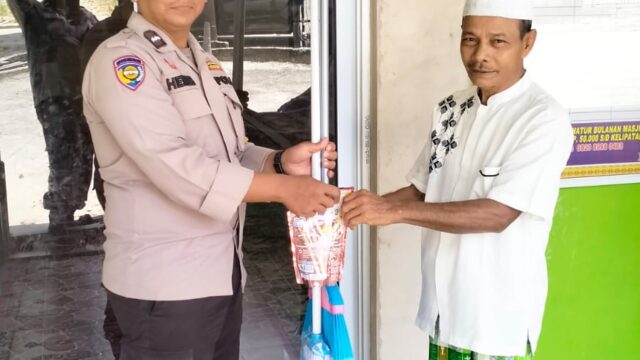 Bhabinkamtibmas Kp. Perawang Barat Salurkan Bantuan Alat Kebersihan untuk Masjid