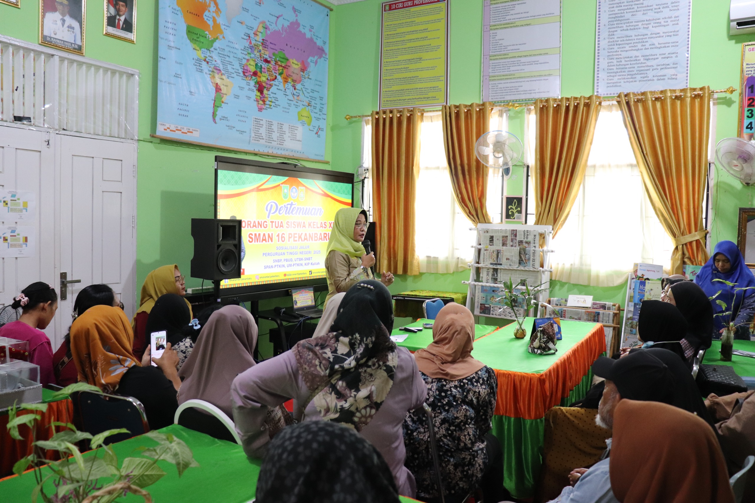 SMAN 16 Pekanbaru Sosialisasi jalur masuk PTN bersama orang tua siswa kelas XII Tahun 2024/2025