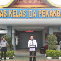 Melalui Apel Pagi Senin Kalapas Amanatkan Untuk Terus Menjaga Integritas dan Kediplinan Dalam Bekerja