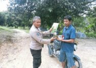 Bhabinkamtibmas Kp. Tualang Timur Serahkan Bibit Cabai Merah dan Obat Insektisida Kepada Petani Dukung Program Ketahanan Pangan.*