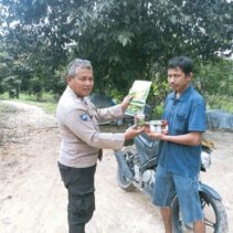 Bhabinkamtibmas Kp. Tualang Timur Serahkan Bibit Cabai Merah dan Obat Insektisida Kepada Petani Dukung Program Ketahanan Pangan.*