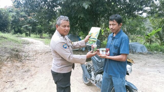 Bhabinkamtibmas Kp. Tualang Timur Serahkan Bibit Cabai Merah dan Obat Insektisida Kepada Petani Dukung Program Ketahanan Pangan.*