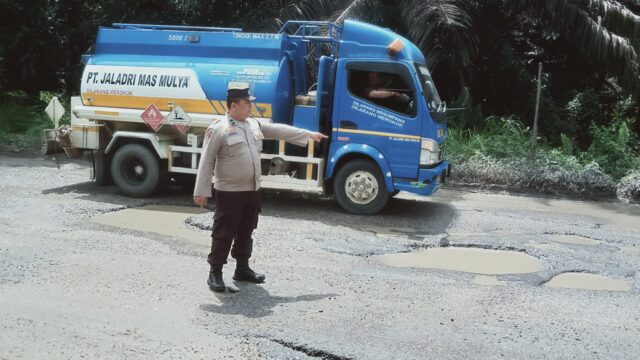 Polsek Singingi Lakukan Pengecekan Titik Jalan Rusak Dan Arus Lalu Lintas Di Wilayah Hukumnya