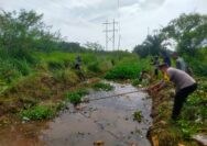 Antisipasi Banjir, Bhabinkamtibmas Kp. Pinang Sebatang. Bersama Warga Bersihkan Sampah Di Parit