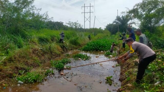 Antisipasi Banjir, Bhabinkamtibmas Kp. Pinang Sebatang. Bersama Warga Bersihkan Sampah Di Parit