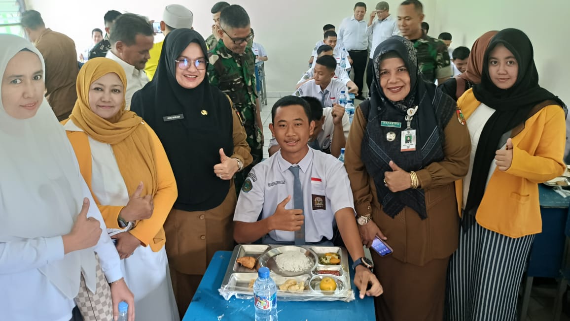 Simulasi Makanan Bergizi Gratis Perdana Koperasi RASRA di SMKN 5 Pekanbaru Simulasi Makanan Bergizi Gratis Perdana Koperasi RASRA di SMKN 5 Pekanbaru