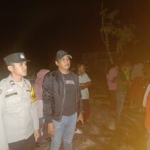 Kapolsek Siak Pimpin Evakuasi dan Bantu Padamkan Kebakaran Hebat yang Melanda 4 Rumah Warga Mempura