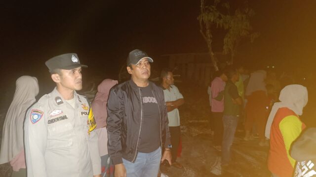 Kapolsek Siak Pimpin Evakuasi dan Bantu Padamkan Kebakaran Hebat yang Melanda 4 Rumah Warga Mempura