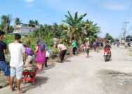 Wujud Kebersamaan, Bhabinkamtibmas Polsek Kandis Gotong Royong Bersama Warga