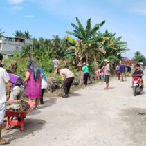 Wujud Kebersamaan, Bhabinkamtibmas Polsek Kandis Gotong Royong Bersama Warga