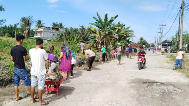 Wujud Kebersamaan, Bhabinkamtibmas Polsek Kandis Gotong Royong Bersama Warga
