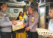 Polri Peduli Masyarakat, Bhabinkamtibmas Berikan Sembako Kepada Warga Kurang Mampu.