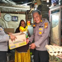 Polri Peduli Masyarakat, Bhabinkamtibmas Berikan Sembako Kepada Warga Kurang Mampu.
