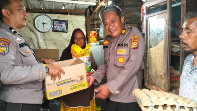 Polri Peduli Masyarakat, Bhabinkamtibmas Berikan Sembako Kepada Warga Kurang Mampu.