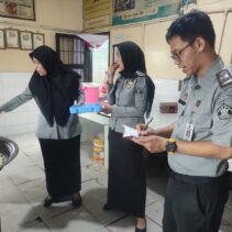 Kalapas IIA Pekanbaru Tinjau Dapur Lapas, Pastikan Makanan Sehat dan Bergizi untuk Warga Binaan