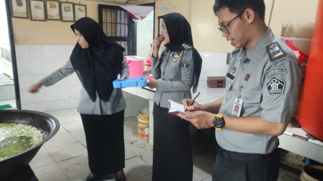 Kalapas IIA Pekanbaru Tinjau Dapur Lapas, Pastikan Makanan Sehat dan Bergizi untuk Warga Binaan