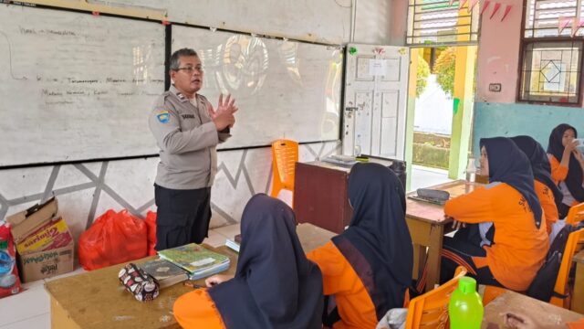 Cegah Kenakalan Remaja, Bhabinkamtibmas Lakukan Sosialisasi ke Sekolah
