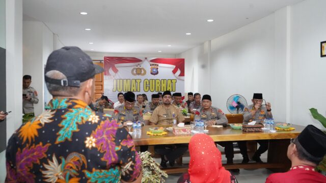 Wakapolda Riau Jumat Curhat di Kecamatan Payung Sekaki