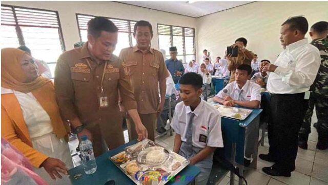 Simulasi Makanan Bergizi Gratis Perdana Koperasi RASRA di SMKN 5 Pekanbaru
