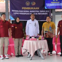 Peduli Terhadap Pendidikan, Bhabinkamtibmas Polsek Tualang Beri Bantuan Tas Sekolah Kepada Anak Kurang Mampu