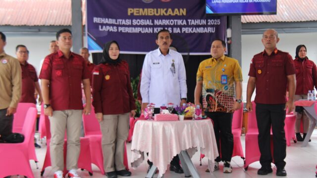 Peduli Terhadap Pendidikan, Bhabinkamtibmas Polsek Tualang Beri Bantuan Tas Sekolah Kepada Anak Kurang Mampu