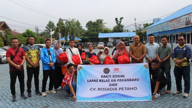 Wujud Pemasyarakatan Hadir di Tengah Masyarakat, Lapas Pekanbaru Bagikan 50 Paket Bantuan Sosial