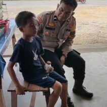 Bhabinkamtibmas Polsek Tualang Bawa Pulang Pelajar SD Yang Tersesat.