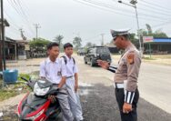 Unit Lantas Polsek Kandis Tengah Imbau Pelajar Wajib Pakai Helm Saat Berkendara Ke Sekolah