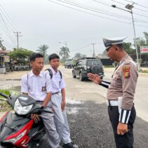 Unit Lantas Polsek Kandis Tengah Imbau Pelajar Wajib Pakai Helm Saat Berkendara Ke Sekolah