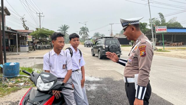 Unit Lantas Polsek Kandis Tengah Imbau Pelajar Wajib Pakai Helm Saat Berkendara Ke Sekolah