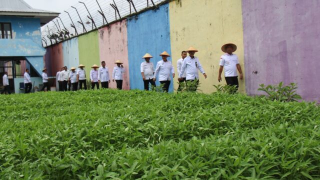 Dukung Program Ketahanan Pangan, KAKANWIL DITJENPAS Riau Tabur Benuh Ikan Patin Di Lapas Kelas  IIA Peksnbaru