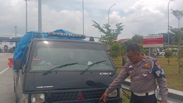 GERAK CEPAT PERSONEL SAT PJR DI TOL PERMAI AMANKAN PENGENDARA LAWAN ARUS DI TOL PERMAI