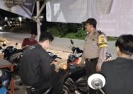 Patroli Malam, Bhabinkamtibmas Kampung Pinang Sebatang Barat Jaga Kondusifitas dan Berikan Himbauan Kamtibmas