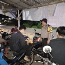 Patroli Malam, Bhabinkamtibmas Kampung Pinang Sebatang Barat Jaga Kondusifitas dan Berikan Himbauan Kamtibmas
