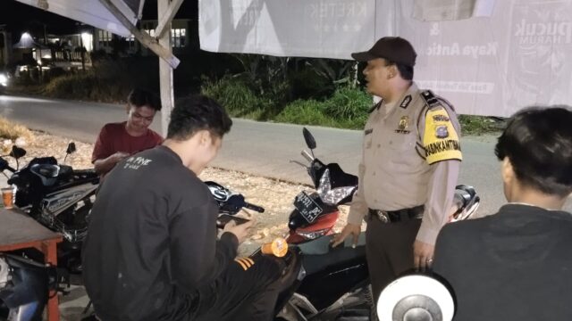 Patroli Malam, Bhabinkamtibmas Kampung Pinang Sebatang Barat Jaga Kondusifitas dan Berikan Himbauan Kamtibmas