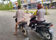 Aksi Bhabinkamtibmas Bantu Motor Mogok di Jalan Ini Tuai Pujian, Sampai Isikan Bensin.