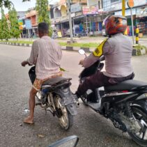 Aksi Bhabinkamtibmas Bantu Motor Mogok di Jalan Ini Tuai Pujian, Sampai Isikan Bensin.