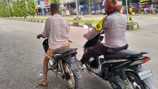 Aksi Bhabinkamtibmas Bantu Motor Mogok di Jalan Ini Tuai Pujian, Sampai Isikan Bensin.