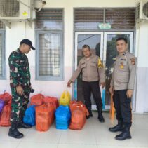 Personil Polri Bantu Pendistribusian Makan Bergizi Gratis.