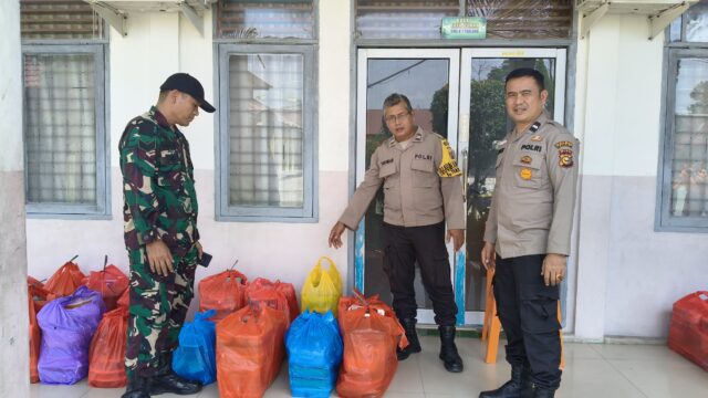 Personil Polri Bantu Pendistribusian Makan Bergizi Gratis.