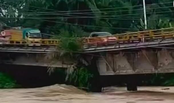 KELALAIAN DPRD RIAU DI UJUNG JEMBATAN: KRITIK PEDAS HIMPUNAN MAHASISWA ROKAN HULU ATAS LAMBANNYA RESPONS PEMERINTAH PROVINSI