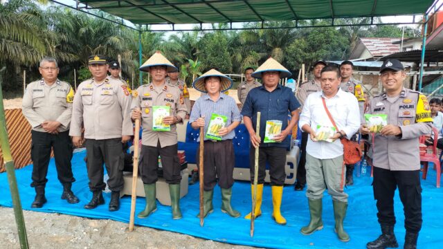 Dukung Program Asta Cita Bidang Ketahanan Pangan, Polsek Tualang Bersama PT. Palmax Sejati Kolaborasi Tanam Jagung di Lahan 1 Hektar