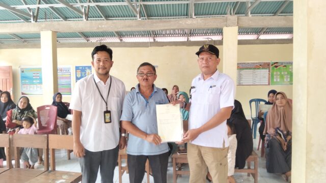 Penyerahan Sertifikat Tanah Program PTSL Oleh BPN Sijunjung Di Kanagarian Sisawah 
