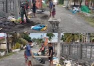 Wilayah Perbatasan Babinsa Koramil 1312/07 Miangas, Bantu Warga Bangun Pagar Rumah Ringankan Kesulitan Warga Binaan